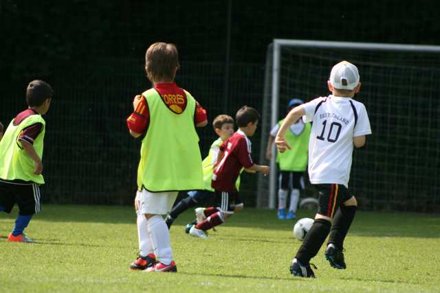 Kinder beim Fußballtraining im Fußball-Leistungs-Zentrum